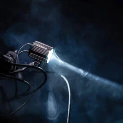 Lezyne Super HB STVZO E1000 Feu Avant Pour Vélo électrique 11 Lezyne Super HB STVZO E1000 Feu Avant Pour Vélo électrique -Meilleur Vélos Magasin 4710582549243LezyneSuperHBSTVZOE1000E BikeFrontlicht1 LED ESPHB V104AE Action1