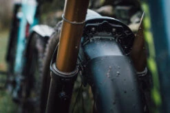 Mudhugger EVO Bolt-On - Garde-boue Pour Fourches Fox 7 Mudhugger EVO Bolt-On - Garde-boue Pour Fourches Fox -Meilleur Vélos Magasin Mudhugger BoltOnEVO 04